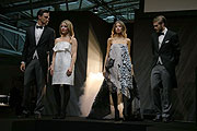 Vanessa Fischer (li.) und Cathy Hummels gemeinsam auf dem Catwalk (©Foto: Martin Schmitz)